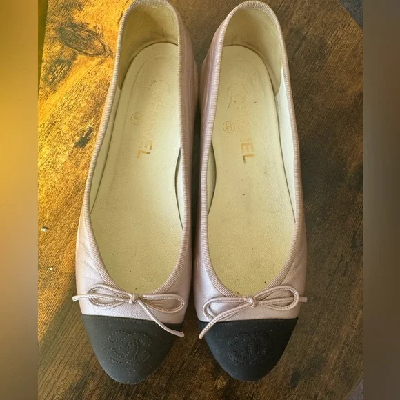 CHANEL Two-Tone Pink and Black Flats - Picture 2 of 4
